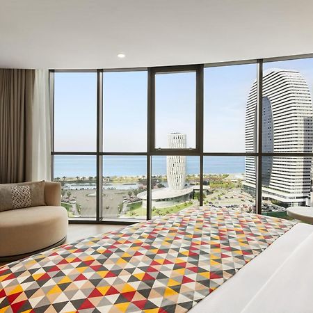 Hotel Ramada Plaza By Wyndham Batumi & Casino Exterior foto A bedroom at the hotel