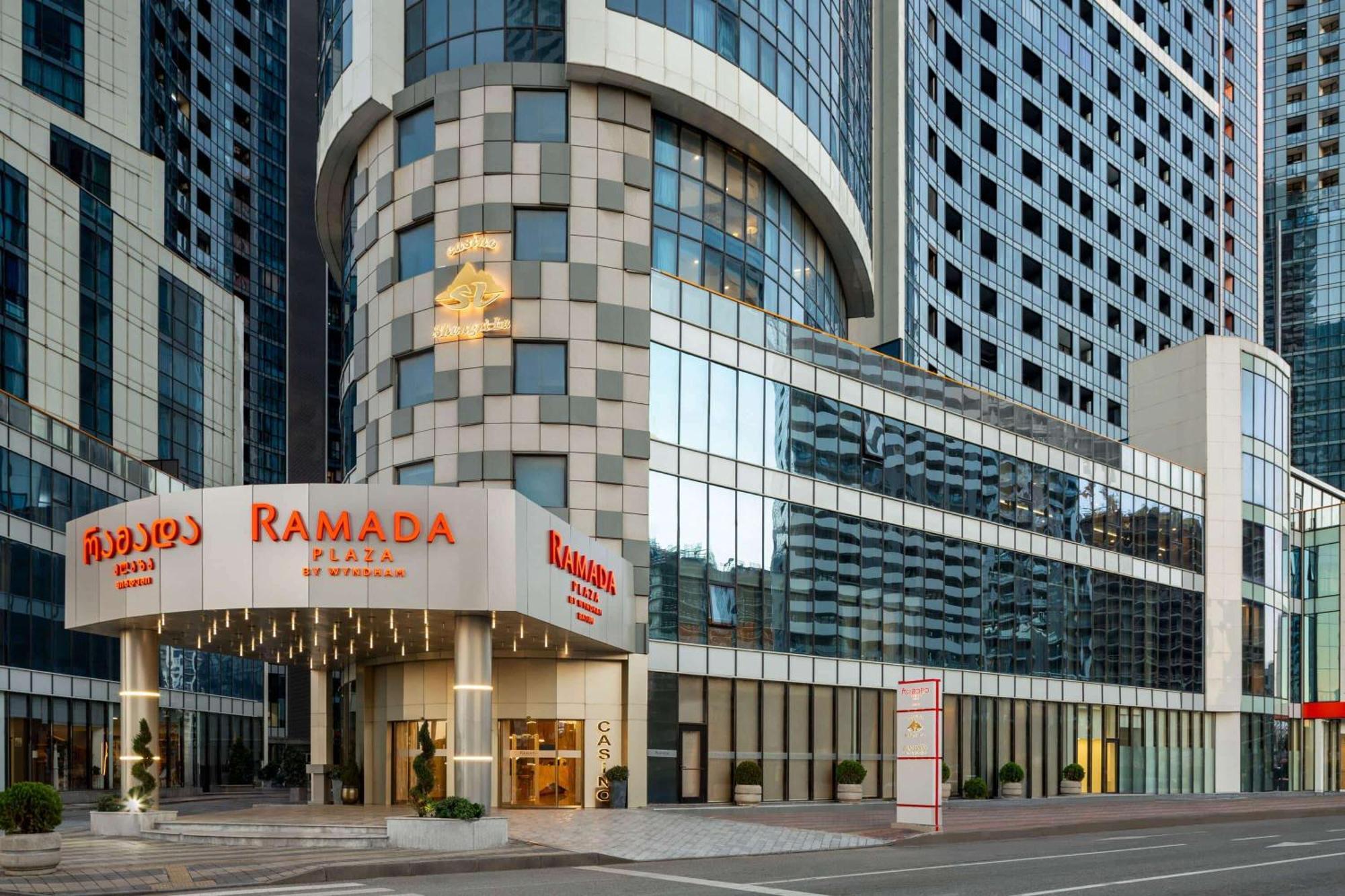 Hotel Ramada Plaza By Wyndham Batumi & Casino Exterior foto The hotel's entrance