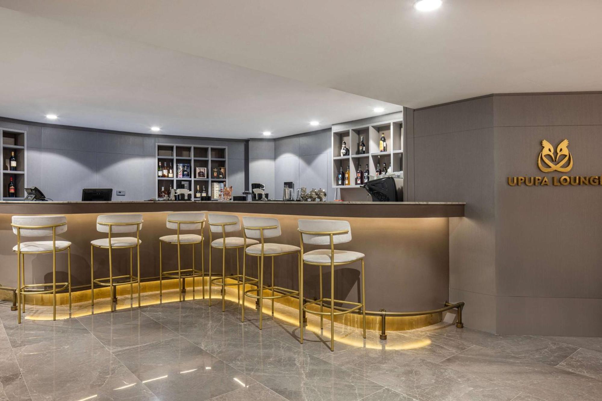 Hotel Ramada Plaza By Wyndham Batumi & Casino Exterior foto The bar at the lounge