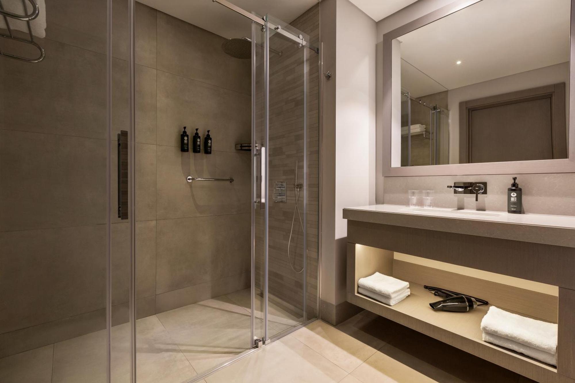 Hotel Ramada Plaza By Wyndham Batumi & Casino Exterior foto A shower with a sliding door